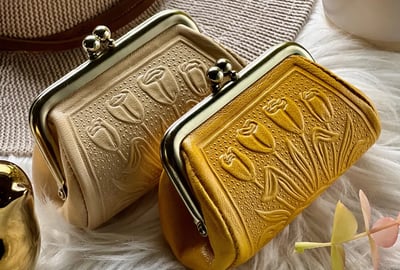 Vintage style leather coin purse - Kiss clasp purse