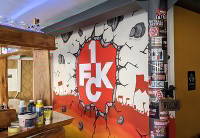 Bar Restraurant mit Fussball Logo an der Wand