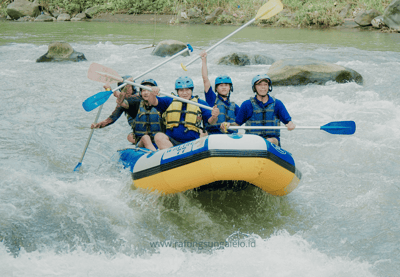 Peserta menikmati serunya rafting di Sungai Elo Magelang dengan pemandangan alam yang hijau
