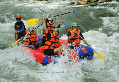Peserta menikmati aktivitas Rafting Sungai Elo dengan arus tenang dan pemandangan alam indah