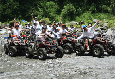 eserta mengendarai ATV melintasi jalur off-road berlumpur di sekitar kawasan Borobudur dengan latar alam pedesaan yang asri