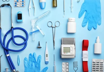 une variété d'équipements médicaux, y compris un stéthoscope