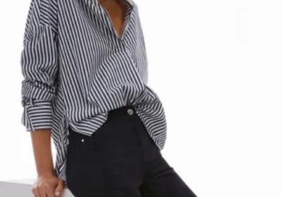 Une femme qui porte une chemise rayée