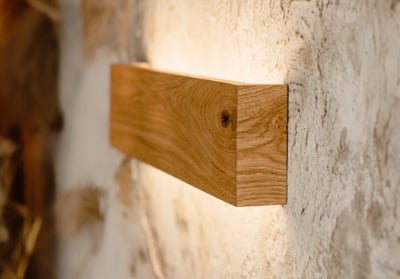 applique muro biemissione led legno soggiorno