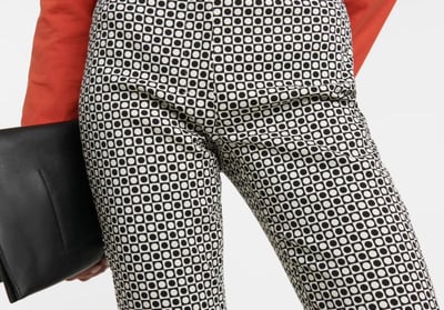 Une femme qui porte un pantalon noir et blanc à motif