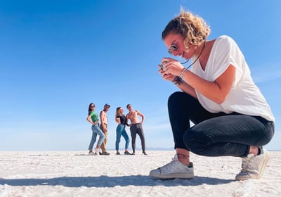 Photo de groupe originale lors d"un tour dans le Salar de Uyuni en Bolivie.