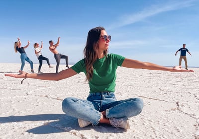 Photo de groupe amusante lors d'un tour dans le Salar de Uyuni en Bolivie.