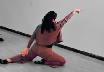 Estudiante de Noelia explorando el movimiento libre en una clase de Expresión Corporal