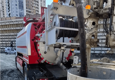 Vakumlu vidanjör aracıyla fosseptik çukuru boşaltma işlemi