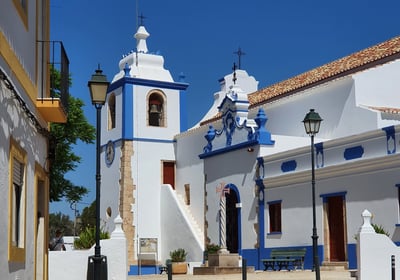 Alvor’s Igreja do Divino Salvador, a white and blue church with traditional Portuguese architecture
