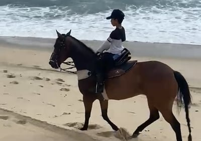 Criança andando a cavalo na praia Fortaleza Ceará