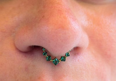 Une femme avec un piercing au nez