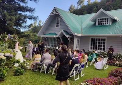 Novios en ceremonia civil en el jardin de una casa en boquete