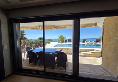 ezz baie vitrée vitrage mer maison store piscine