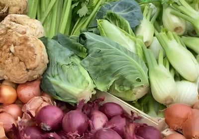 Etal de fruits et légumes bio et de saison sur un marché de plein vent