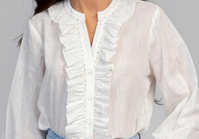 Une femme qui porte une chemise blanche