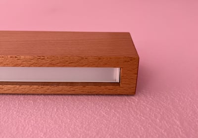 dettaglio applique luce led illuminazione muro legno