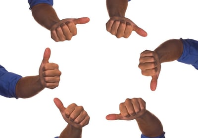 Daumen-Gesten im Kreis – Symbol für konstruktives Feedback und Teamkultur