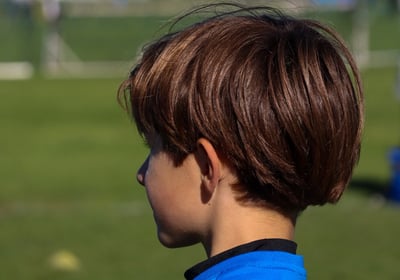 tête enfant de dos