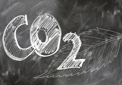 CO2 dessiné à la crai blanche sur un tableau noir