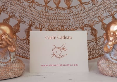 Une carte cadeau à offrir, mise en valeur dans un décor raffiné et inspirant.