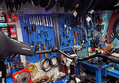 officina di bici ripresa dall'alto, con attrezzi e accessori