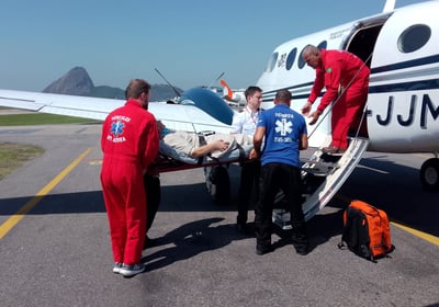 paciente sendo levado de avião na empresa vida ambulância