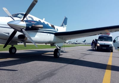 ambulância chegando para levar o paciente para o avião