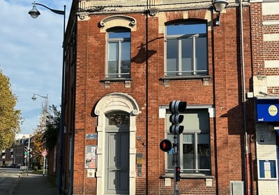 Façade de l'immeuble de bureau bien situé et récemment rénové