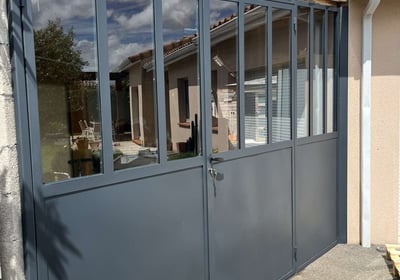 Verrière métallique avec porte intégrée, fabrication sur mesure par un ferronnier métallier à Saint-Paul-sur-Save pour une en
