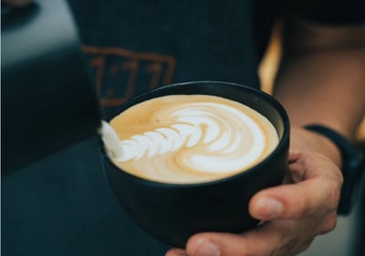 Preparación de cappuccino con arte latte en curso de barismo en Confite
