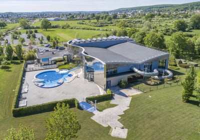 Piscine couverte en plein soleil. Centre acuatique pour la famille, jeux, activités !