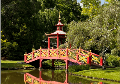 Le pont chinois du parc floral du village d'Apremont, dans le Cher