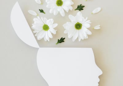 tête avec des marguerites pensées positives