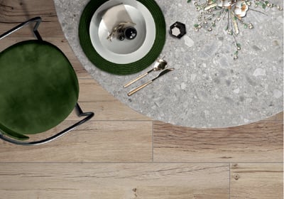 table en céramique et sol effet bois en céramique