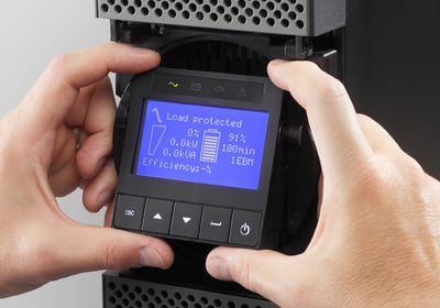 Manuseio de nobreak com painel de controle de LCD e configurações