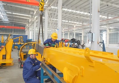 Assembly for articulated boom crane
