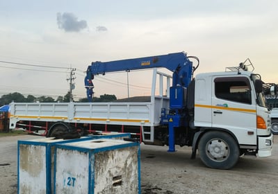 nZory SQS125G-5: Blue 5-to telescopic boom. Truck-mounted (lorry) crane on white truck, by 2-ton test weights.