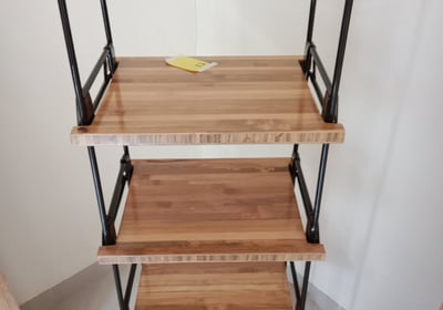Rak papan Bambu Dengan Konstruksi Besi