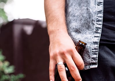 Mands hand dolding a beer bottle