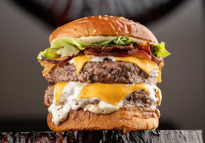 hamburger com 2 carnes angus, queijo, bacon, alface, cream cheese, pao brioche e maionese da casa