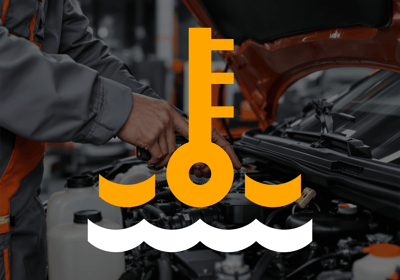 Mechanikas tikrina automobilio aušinimo sistemą ir radiatorių
