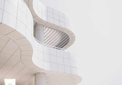 photographie d'un building prise par en bas montrant des murs arrondis sur plusieurs étages