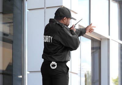 Sécurité sur site Agents présents pour sécuriser vos accès, bâtiments et événements.