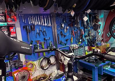 officina di bici ripresa dall'alto, con attrezzi e accessori