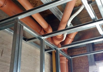canos da coluna de um edifício