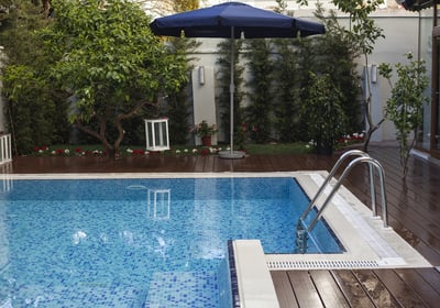 Lavori esterni FCR Casa: pavimentazione e piscina