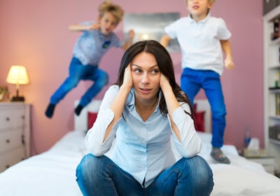 Femme avec mains à sa tête, perte d’équilibre de vie, épuisement à cause des enfant incontrôlables 