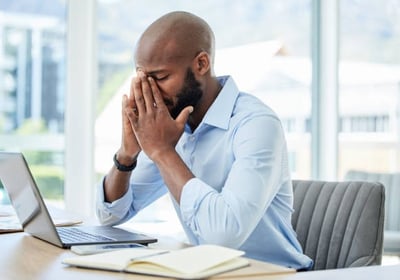 Homme avec mains au visage. Souffrance psychologique, épuisement mental, burn-out