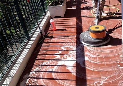 Nettoyage professionnel de balcon : élimination des salissures, mousses et dépôts pour un extérieur propre et sain